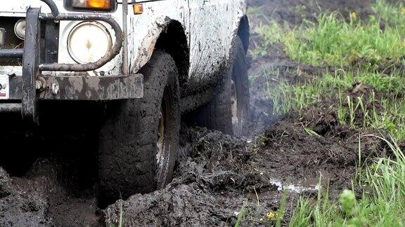 越野吉普车在泥泞中行驶