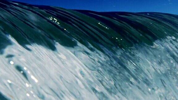 一个完美独特美丽的波POV波浪打破相机在加利福尼亚夏天的阳光浅沙滩上慢动作在红龙上以300FPS的速度拍摄