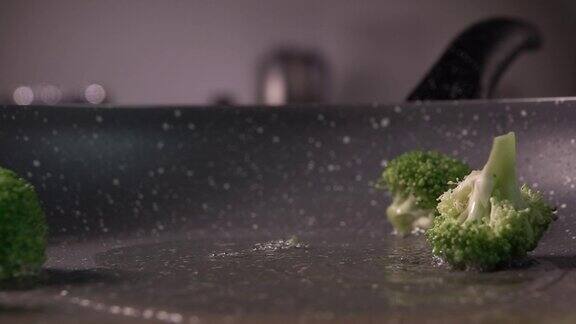 西兰花片放入煎锅的慢镜头每秒240帧