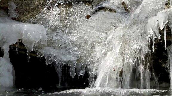 原始森林里的早春瀑布和冰雕