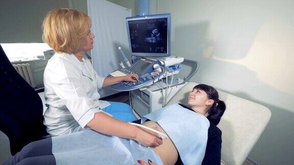 一名女性产科医生为孕妇进行的超声检查