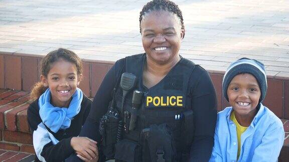 女警察对着镜头微笑的孩子