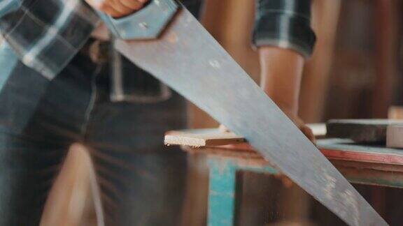 慢动作:木匠用手锯切割木材