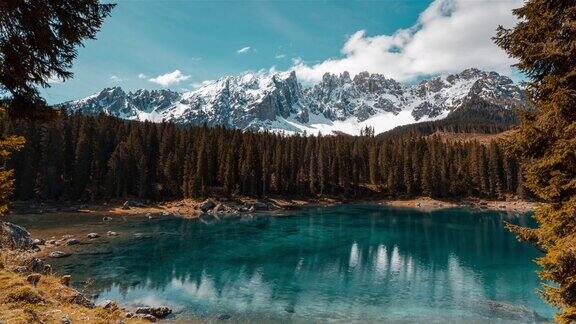 意大利Dolomites的Carezza湖的时间Laose