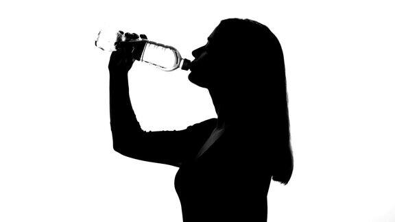喝瓶装水的女人健康的生活方式恢复ph值平衡