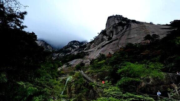 游客下山去了