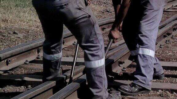 阿根廷圣达菲省罗萨里奥附近的铁路工人正在修理被损坏的旧铁轨