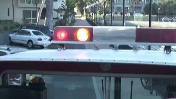紧急情况:从消防车、警报器和灯的顶部观察