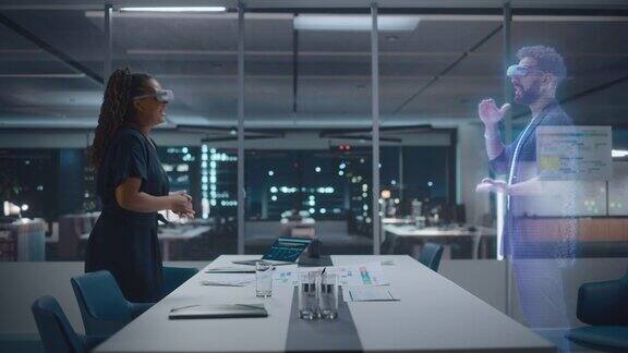 未来办公室在线会议视频会议电话会议:女商人和商人戴着虚拟现实眼镜使用增强现实Metaverse交谈虚拟工作模拟的全息概念