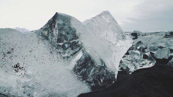 冰岛的钻石海滩或Jokulsarlon冰山海滩冰岛火山海滩上的冰晶正在融化慢镜头移动拍摄