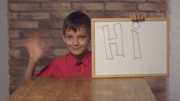 肖像小男孩展示白板与手写字嗨