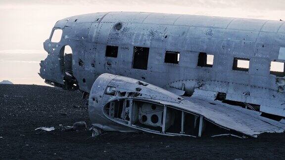 黑沙中的旧飞机残骸