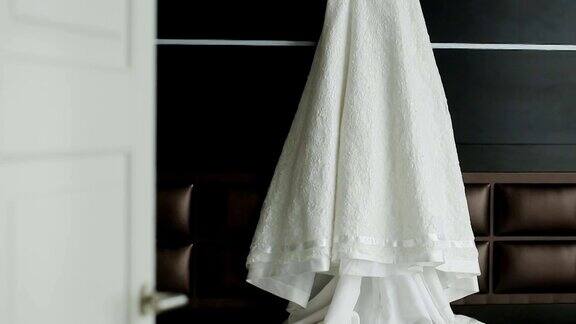 婚纱挂在白色美丽的房间里