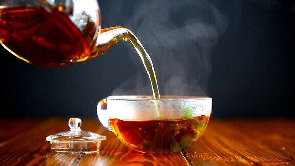 玻璃茶壶里的热茶