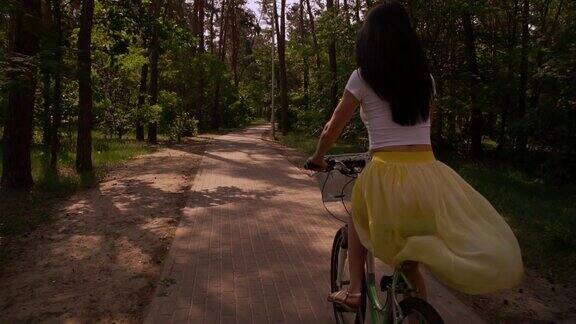 在公园里骑自行车的女性