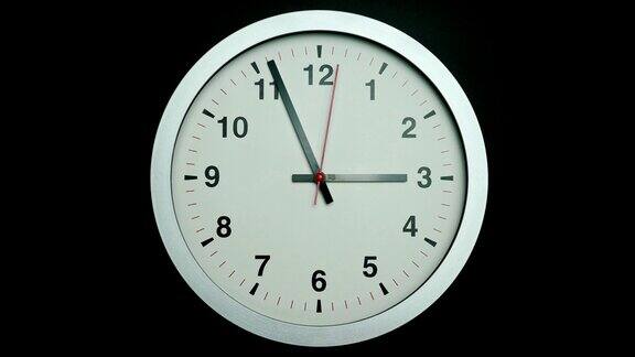 白挂钟显示还有3分钟到下午3点