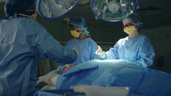 追踪手术器械被交给外科医生