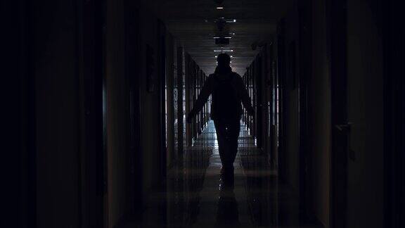 一个人影在黑暗的走廊里走开了