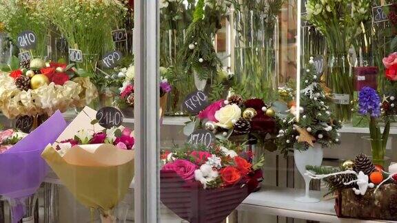 鲜花、花束及价格在店内陈列花店的花束和鲜花组合橱窗