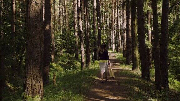 一个女孩走过森林