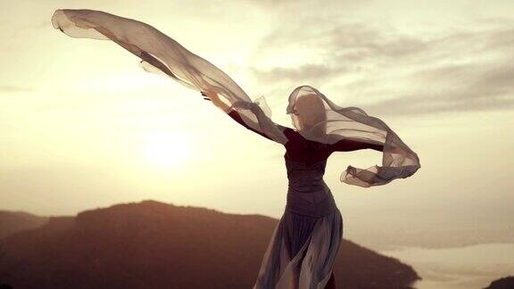 女孩穿着长裙享受着风