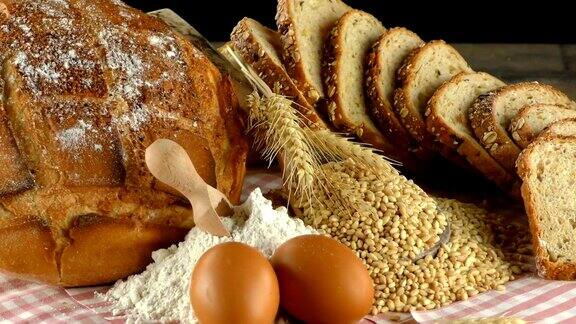 面包片、鸡蛋、面粉和谷物