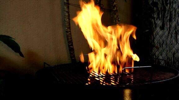 烧烤架上的炭火