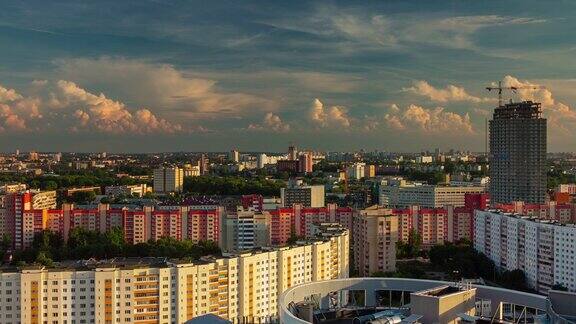 日落天空明斯克城市景观屋顶全景4k时间推移白俄罗斯