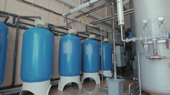 饮用水厂或工厂生产工业室内用于过滤和饮用水处理的大型金属罐