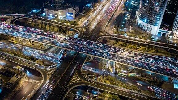 多个高速公路夜间高峰时段的交通中国北京