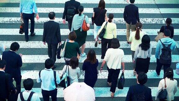 走路上班的日本商人