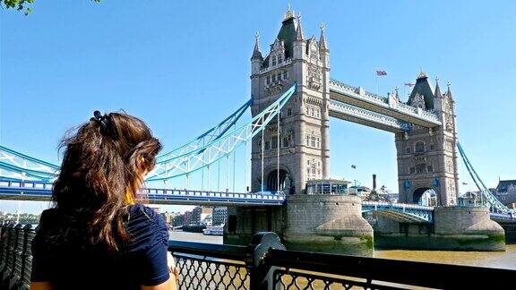 女摄影师游客在伦敦塔桥上拍照