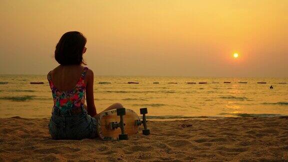 孤独的女人坐在海滩上