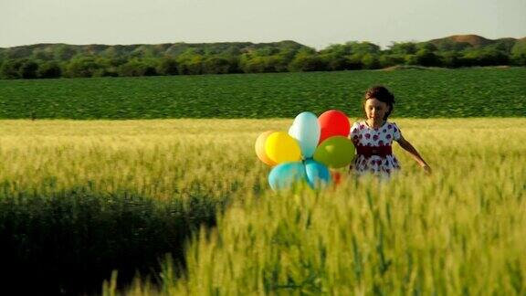 快乐的孩子与气球在自然界