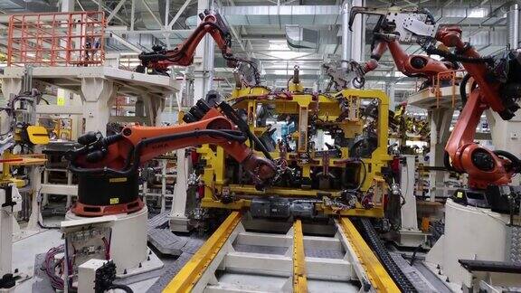 在现代化工厂的传送带上自动焊接机器人的工作