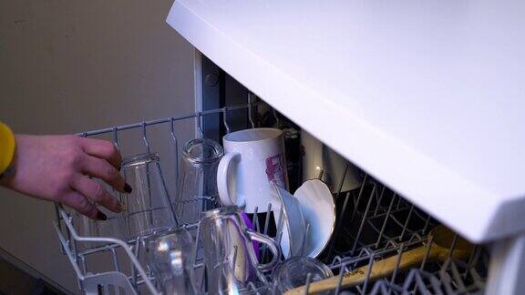 把盘子放进洗碗机的女人