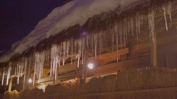 近距离观察日本屋顶小屋上融化的冰雪