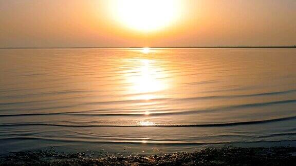 夕阳下金色的海面