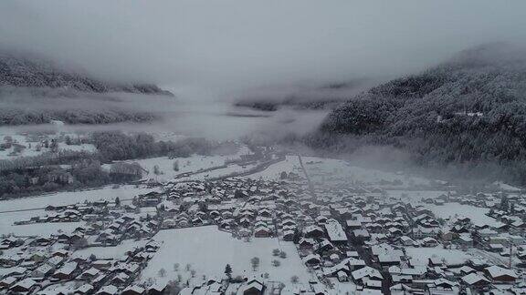 因特拉肯伯恩斯奥伯兰空中覆盖积雪的村庄