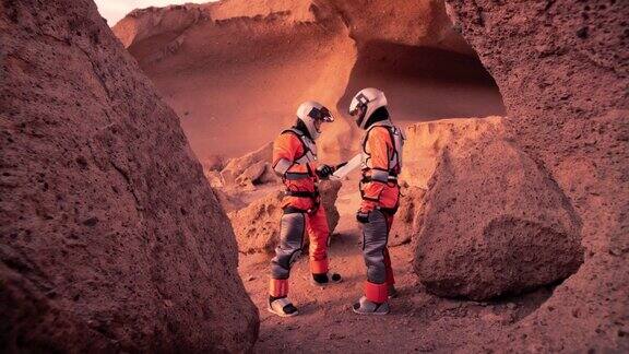 两名宇航员在火星上研究外星生态系统