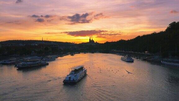 日落时分的布拉格伏尔塔瓦河和赫拉德卡尼山