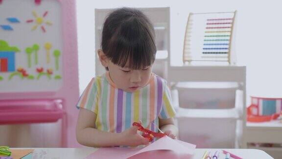 小女孩做剪纸工艺品