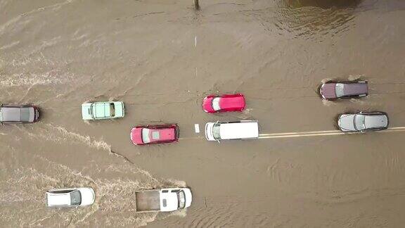 交通车辆在被雨水淹没的道路上行驶的鸟瞰图