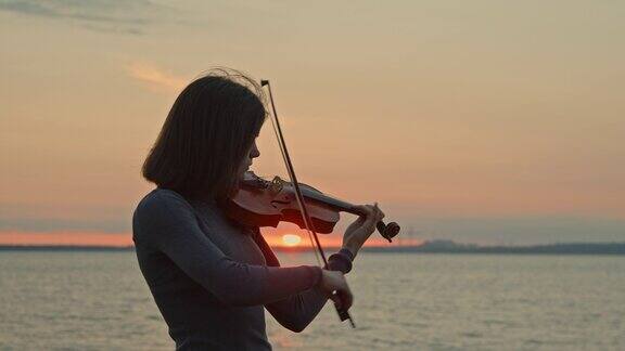 小提琴家的演奏灵感来自日出