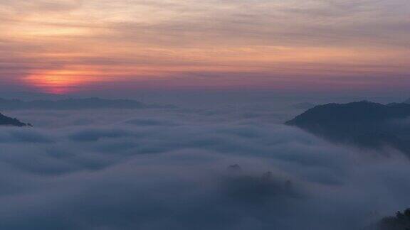 时间流逝令人惊叹的自然雾移动在自然山在日出时间在早上
