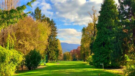 秋天的高尔夫球场5洞阳光明媚的山景