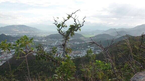 山和人在山里徒步旅行是一种有趣的伙伴