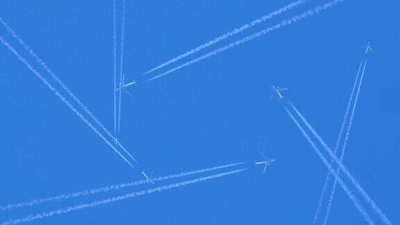 空中交通飞机喷射层的观点白色的痕量蒸汽在蓝色干净的天空