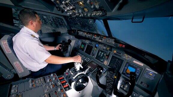 一名飞行员坐在飞行模拟器里将飞机转向左边4k