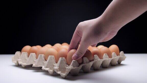 一只手放下鸡蛋